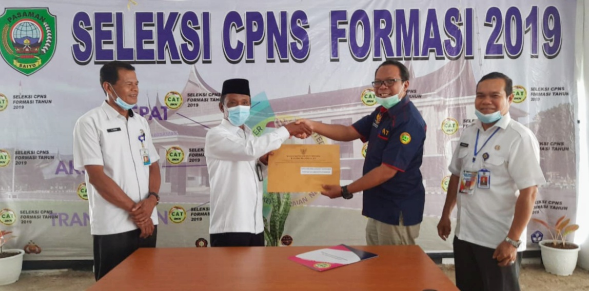 Penyerahan hasil SKB seleksi CPNS Pemkab Pasaman dari Panselda ke Sekda Pasaman